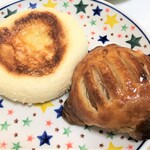 ANDERSEN - 平焼きハムチーズ（左）、スイートアップルパイ