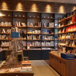 湘南天狼院 - 本の販売スペース