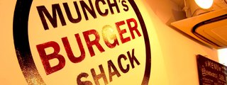 マンチズ バーガー シャック - 明るい店内です！『MUNCH'S BURGER SHACK』をよろしくお願いします！