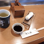 寿し秋 - 熱茶・お箸・おしぼり・お醤油・爪楊枝入れ