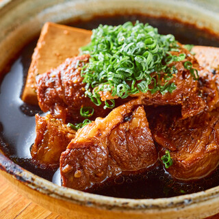 創業当時から継ぎ足しているシナトラ看板メニューの【肉豆腐】