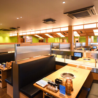 The interior has a calm interior with an open feel and wood grain. Salad and drink bar available