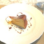 La Brianza - バスク風っぽい自家製チーズケーキにカラメルソースかな添え。流行りのバスク風で、中とろり♡ とろりの部分と焼き菓子な舌触りのところと、どちらも美味。