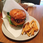 Lantern burger - ベーコンエッグチーズバーガー  フライドポテト＆ドリンク付 1,430円（税抜）