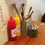 Lantern burger - 卓上の調味料