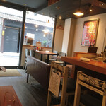 Lantern burger - カウンター席、４人掛けテーブル席