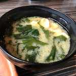 Bikkuri Donki - 味噌汁@128円（わかめと揚げ）