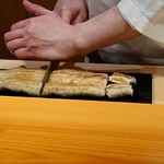 鮨 あらい - 海うなぎを切り付けています