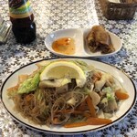 アイランド  バイブス - フィリピン焼きビーフンとフィリピン風春巻き