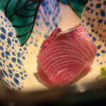 にい留 - 鹿児島産ツムブリは、サシの入り方が美しく、脂乗りが抜群！