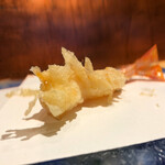 にい留 - 車海老二本目、まるで淡雪の様に溶ける衣が凄い！
      凄過ぎます‼︎衣が立ってまるで生きてる様です！