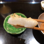 にい留 - 10日寝かせは絶妙のレアな火入れで、フレッシュなただ硬いだけのイカでは到底味わう事の出来ない素晴らしさです。