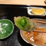 にい留 - 揚げる直前で何度も丁寧な下処理をされてました、其処までするんだとビックリ！成る程あの下処理がこうなっちゃうのねと、納得の瑞々しい揚がりです。甘くて美味しい♫