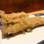 にい留 - 穴子は油切りを殆どして無いので、一見すると大丈夫と思うのですが、パチパチと踊る様な油が堪らなく、音を立ててる内に1秒でも早く食べるべき一品ですね、喋ってる場合じゃ無いです　笑笑