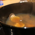 にい留 - この赤出汁は出汁がとても上品でコレ迄頂いた赤出汁の遥か彼方上を行っておりました！再び凄い！二度と頂けないかもと思うと、オカワリが欲しい位でした。