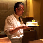 にい留 - お店のスタッフやお客さんと皆でHappy Birthday♬を唄い、ローソクを吹き消す店主