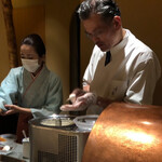 にい留 - 初めてデザートを提供しますと、三男直伝のジェラードを整えます。独自の回転羽に定評の有るマシーンですね。