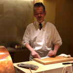 にい留 - 穴子の揚げ方について解説する店主