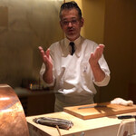 にい留 - 穴子の揚げ方について解説する店主