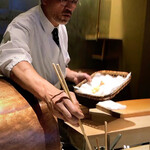 にい留 - 勢いそのままに提供される方が殆どの中で、お皿の直前で一旦停止でそっと優しく提供して下さります！凄いなぁこの気配り、、、手塩に仕上げた天ぷらへの愛すら感じました！