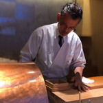 にい留 - 目を閉じて、油音だけを聞きつつ、美しくも無駄の無い動作で揚げて行きます。めちゃくちゃカッコいい♡