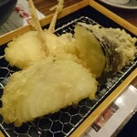 鮮魚の桶盛りと創作天ぷら 天しゃり - 