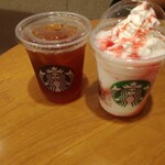 スターバックス・コーヒー - アイスティー（ブラック）Tallサイズ、ミルクイチゴフラペチーノ