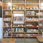 城小屋 マルコ - 店内の本棚