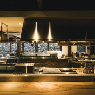 オープンキッチンのカウンター席