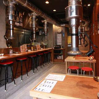 It's easily accessible, just a 5-minute walk from Kanda Station, and the inside of the store has a casual atmosphere!