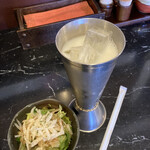 カレー専門店 亀屯 - ランチセットのミニサラダとドリンク
                                (ドリンクは種類が選べます)