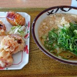 らくらくうどん - かけうどん中＆肉巻きおにぎり＆げそ天　@510