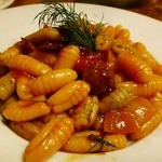 オステリア・イル・カスターニョ - 自家製サルシッチャのトマトソース