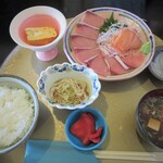 料理とお酒 まさ - 「ブリ、サーモン刺身盛合せ定食」935円