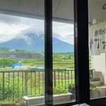 サファイ屋 - 窓からの暖簾と富士