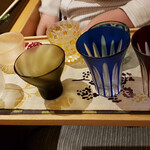 鮨　樋口 - おちょこ選んでるまぁ〜さんとさっちゃん