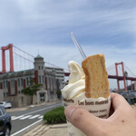 三日月屋 - 若戸大橋をバックに
      バニラソフトクリーム（大）リフト