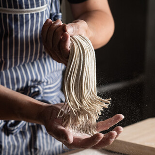 The shopkeeper's famous coarsely ground soba noodles are made by hand with all his heart, as well as his signature creative soba noodles.
