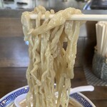 ni るい斗 - 麺は手打ち風の縮れ太麺