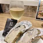 8TH SEA OYSTER Bar - 岩手県赤崎産はプリっぷりで濃厚クリーミー