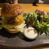 牛屋 銀兵衛 銀座本店 - チーズバーガーとサラダ