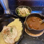 カレー専門店 亀屯 - ミートボールカレー＋エッグ
                                (ランチセット:ミニサラダ、ドリンク付)