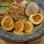 煮干し中華そば 一剣 - 玉子は自分で割る