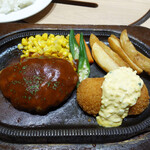 焼肉プリンス&喫茶 - ハンバーグ＆カニクリームコロッケ830円。