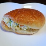 マルジューベーカリー - サラダパン￥90