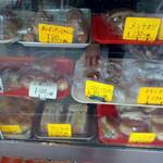 マルジューベーカリー - ショーケースの中は激安のパンたち