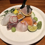 島之内 一陽 - お造り盛り合わせ
      　天然たい、北海道時鮭、長崎天然あじ、剣先いか、
      　水だこ造り、鰆のあぶり、甘海老うに醤油漬け