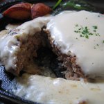 ローマの太陽 - チーズクリームハンバーグ 「カットしてみました図」