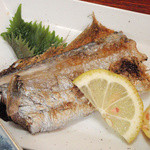 イマドキ食堂・居酒屋 こすもす - 日替わり定食（５２５円）のおかず　太刀魚の塩焼き
