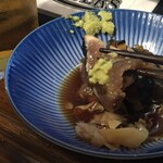 日本海食堂 - カツオのタタキ
            
            俺はめんつゆで食うのが好き。
            
            薬味はニンニクではなくガリと山葵。
            
            
            
            